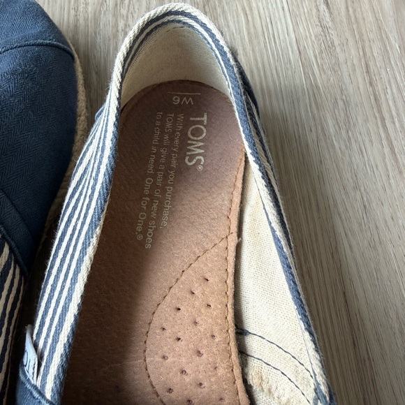 Stylish Navy and White Toms for Women size 6 - Picture 3 of 6
